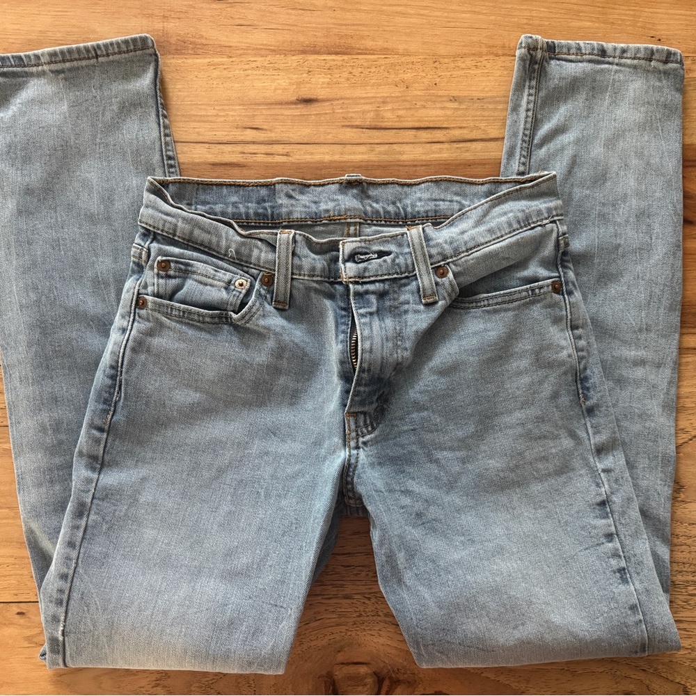 Levi's Men's Slim/Straight Jeans in Dark, Medium & Light Blue Washes - Picture 5 of 7